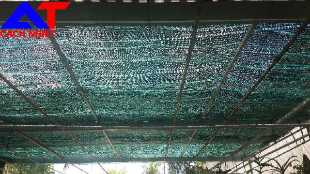 Cách chống nóng trên mái nhà: Dùng lưới che nắng mái tôn