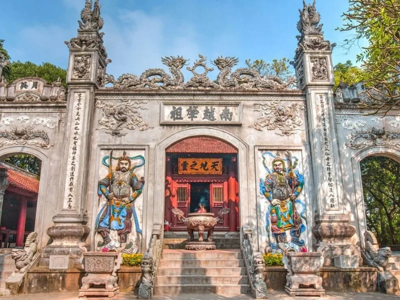 Cổng trước đền Hùng