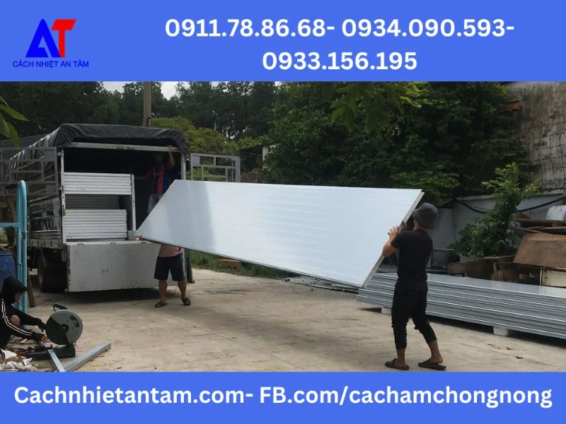 An Tâm đang giao tấm panel cách nhiệt cho khách ở tỉnh Bắc Kạn