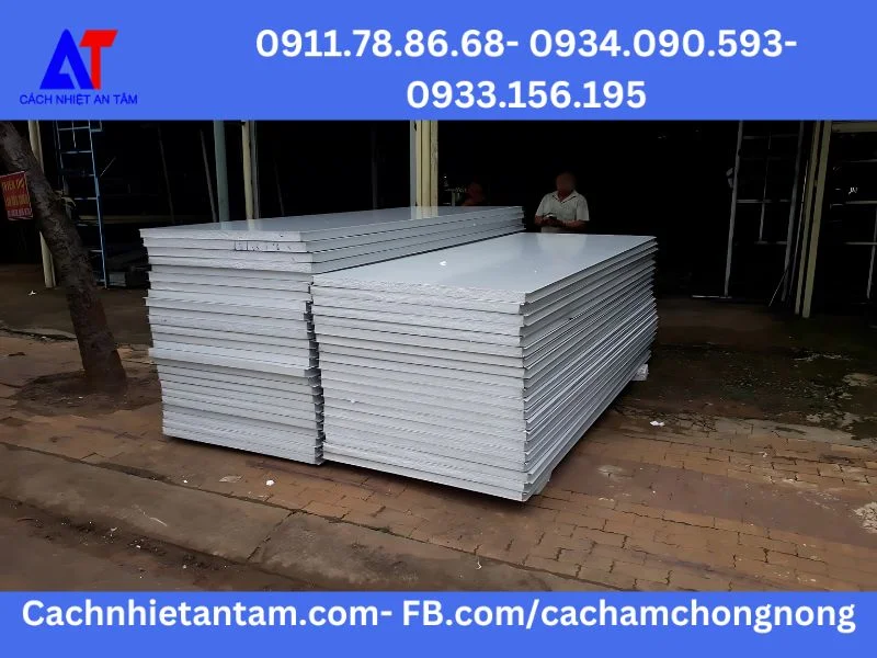 An Tâm giao tấm Panel EPS cách nhiệt cho khách ở Lào Cai